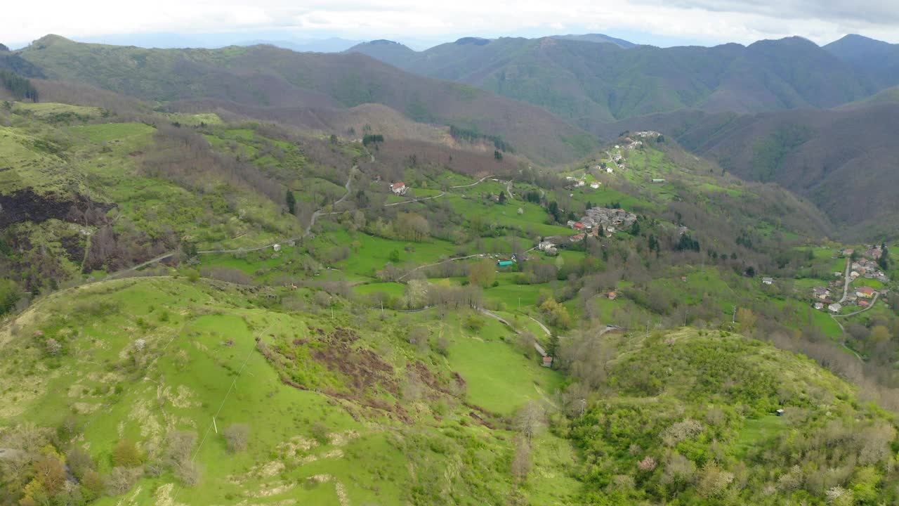 空中美丽的照片结构在山上，无人机飞行在绿色景观-亚平宁山脉，意大利视频素材