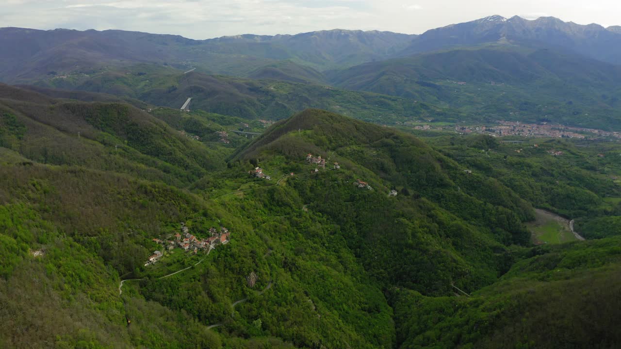 空中美丽的岩石上的住宅镜头，无人机飞越绿色景观-亚平宁山脉，意大利视频素材