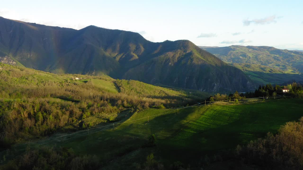 天空下的青山美景-亚平宁山脉，意大利视频素材