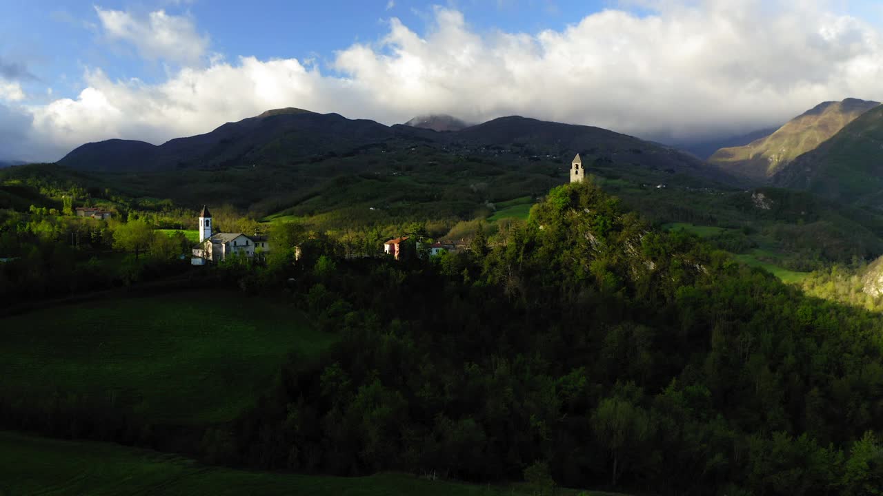 空中美丽的风景建筑的镜头，无人机飞行在山上-亚平宁山脉，意大利视频素材