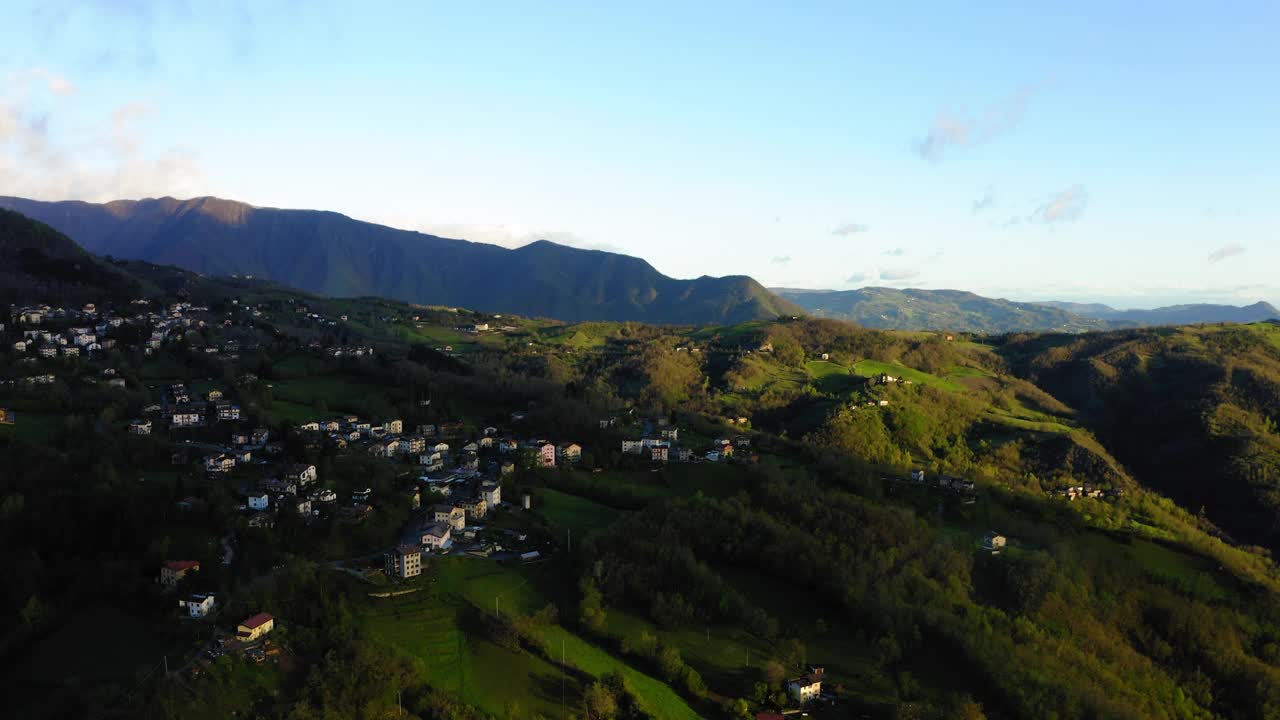 空中风景拍摄的住宅在山上，无人机飞越绿色景观-亚平宁山脉，意大利视频素材