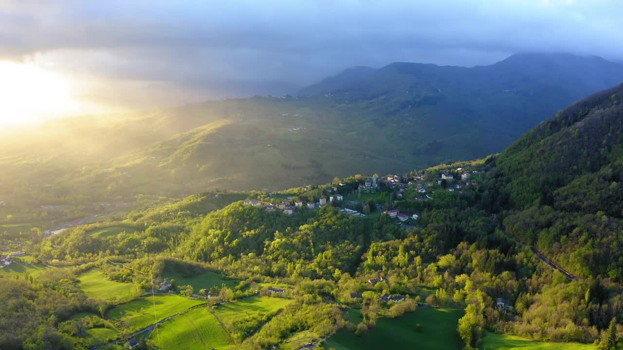 空中美丽的照片住宅在山上，无人机飞行在绿色景观-亚平宁山脉，意大利视频素材