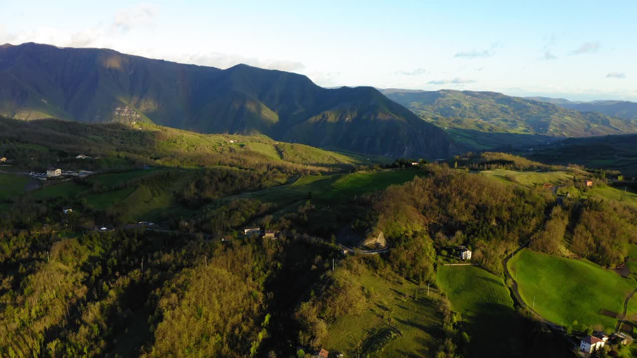 空中向前美丽的照片的房子在山顶，无人机飞越绿树-亚平宁山脉，意大利视频素材