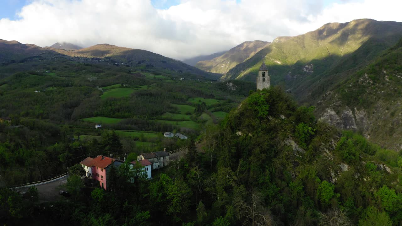 空中风景拍摄的老建筑在山顶，无人机飞行在绿色景观-亚平宁山脉，意大利视频素材