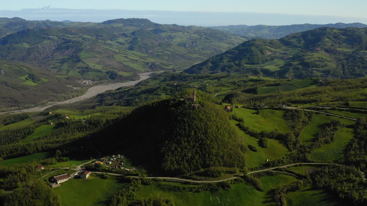 在山顶的旧建筑结构的空中风景拍摄，无人机在绿色景观-亚平宁山脉，意大利视频素材