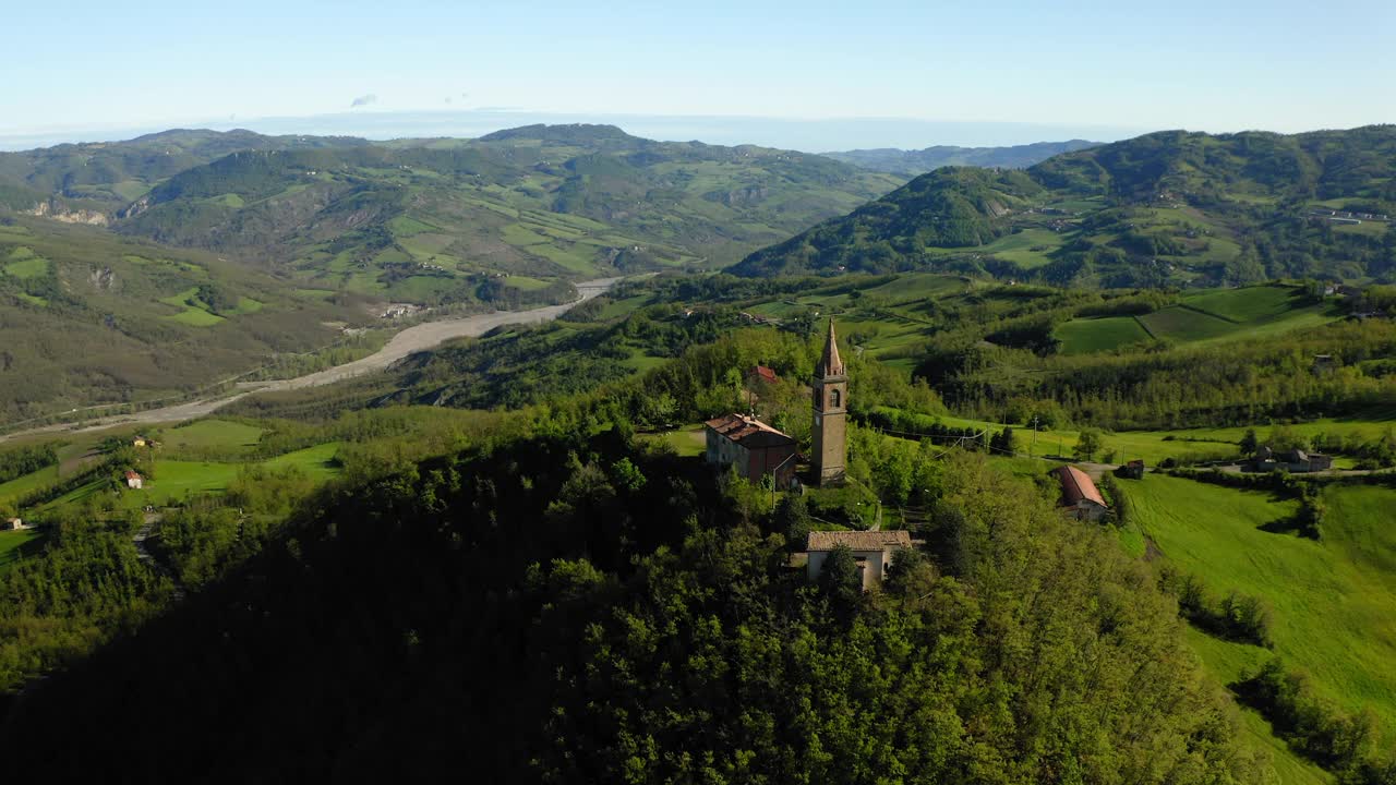 空中风景拍摄的建筑在山顶，无人机飞行在绿色景观-亚平宁山脉，意大利视频素材