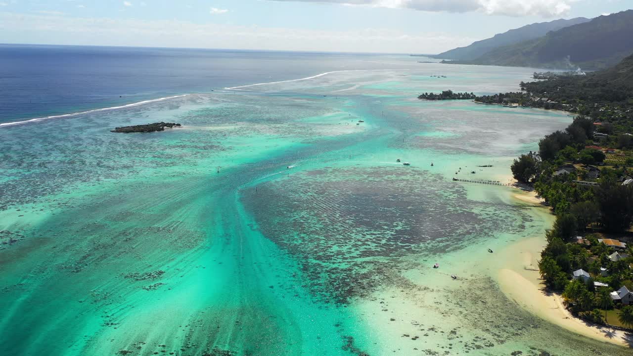 空中结构和岛上的绿树，无人机在海上向前飞行-塔希提，法属波利尼西亚视频素材