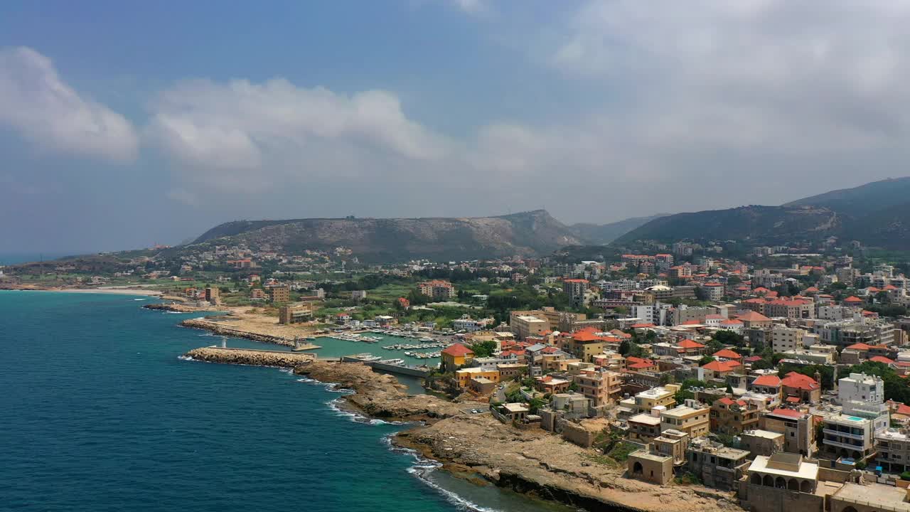 空中风景拍摄的住宅建筑的景观，无人机飞行在海上向前-巴特鲁恩，黎巴嫩视频素材