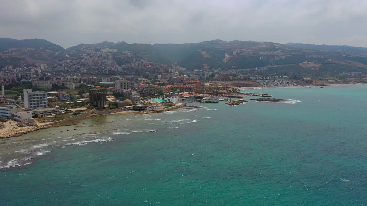 城市建筑的空中美景，无人机在海上向前飞行-巴特鲁恩，黎巴嫩视频素材