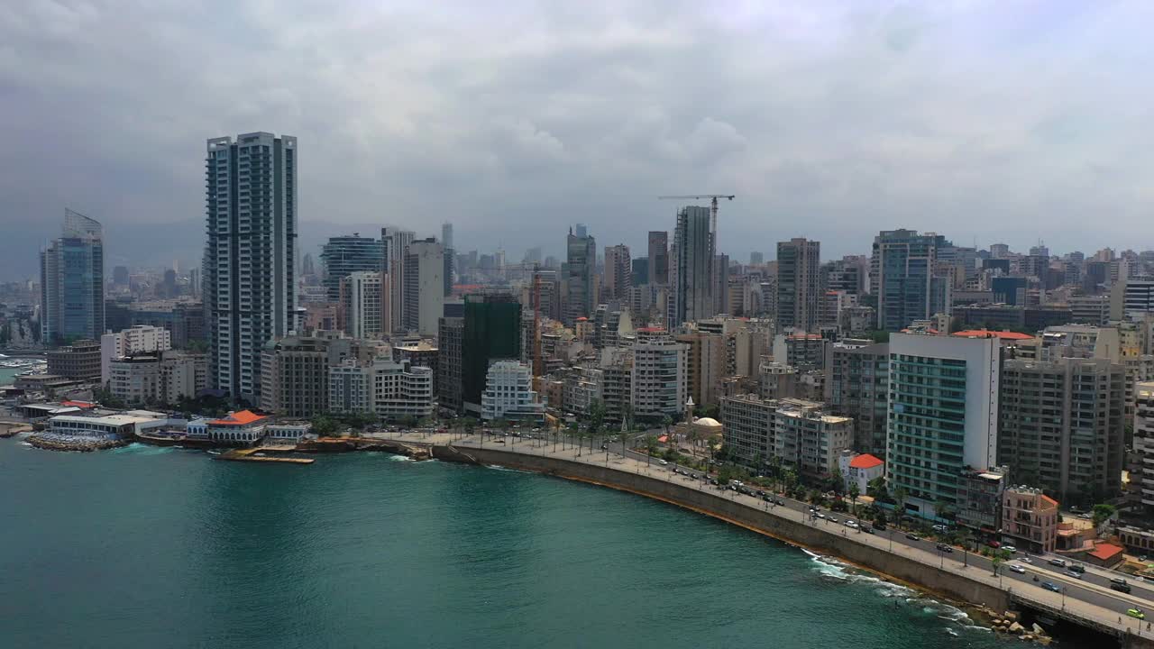 空中后仰的高层住宅建筑反对多云的天空，无人机在城市海上飞行-贝鲁特，黎巴嫩视频素材