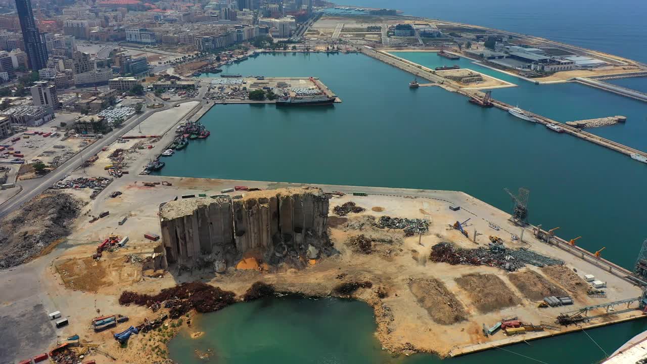 空中平移坠落在海上的船在城市建设港口-贝鲁特，黎巴嫩视频素材