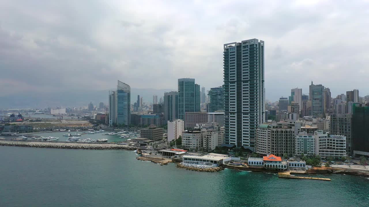 空中向上的海船停泊在港口在城市在多云的天空-贝鲁特，黎巴嫩视频素材