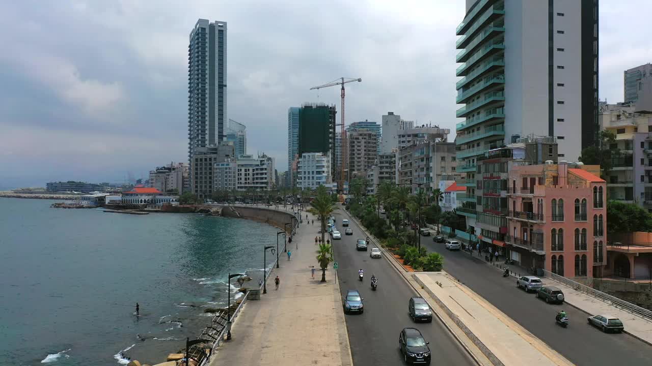 从空中向上拍摄的美丽的汽车在城市道路上移动的住宅建筑-贝鲁特，黎巴嫩视频素材