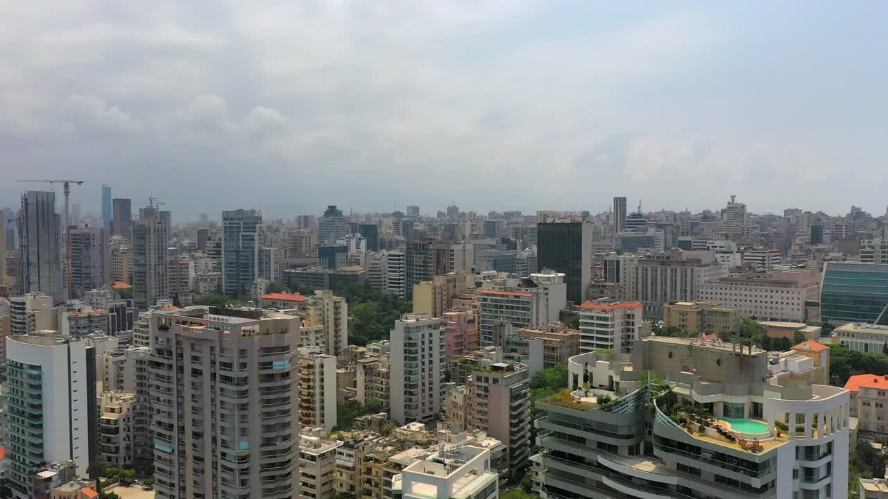 空中拍高楼在城市的天空，无人机向后飞行在海上-贝鲁特，黎巴嫩视频素材