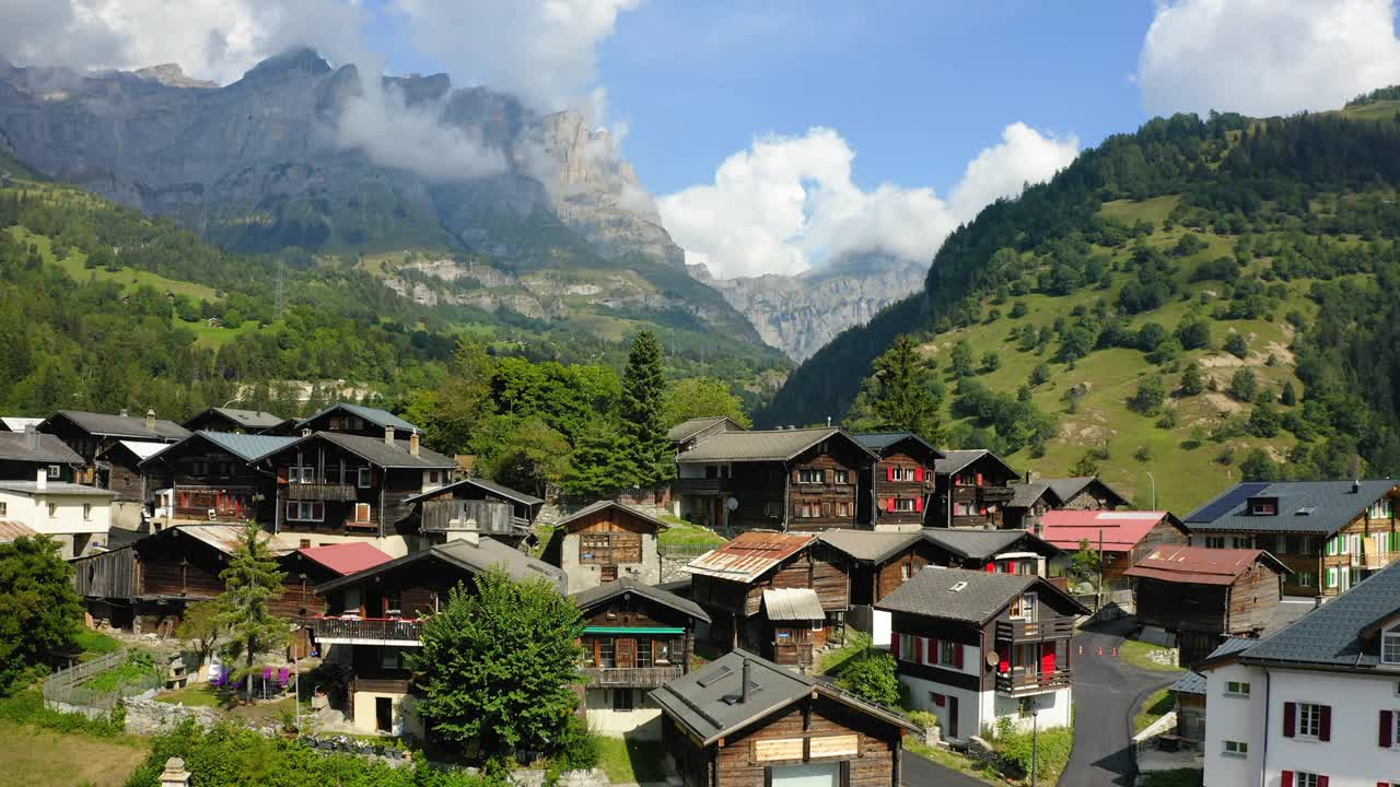 空中向前拍摄的住宅在山上美丽的村庄-瓦利亚斯，瑞士视频素材