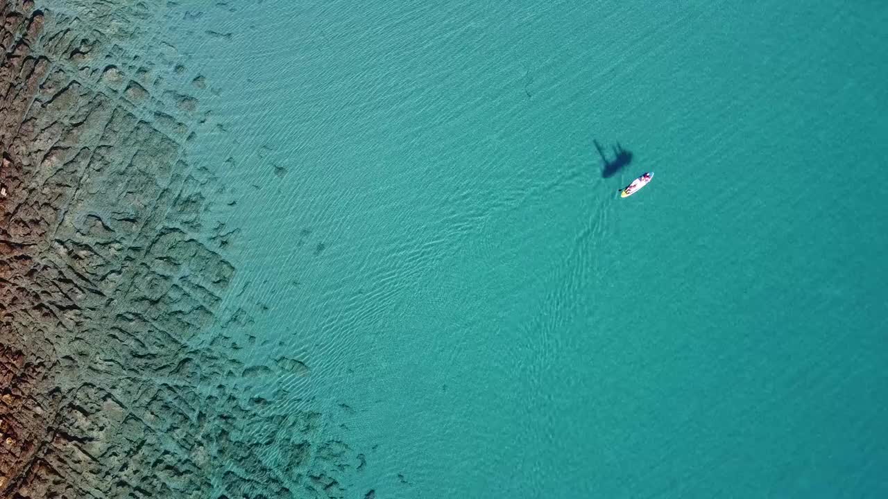 航拍视频积极的家庭在SUP站桨度假视频素材