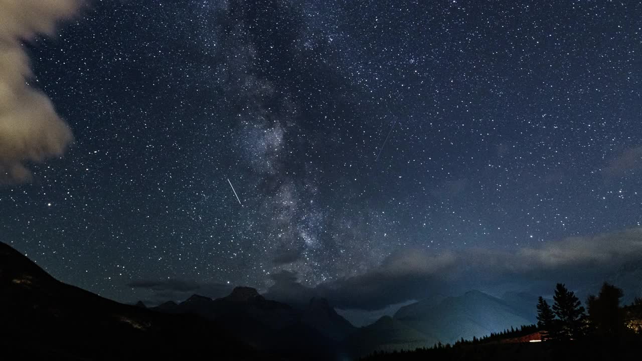 银河在卡纳纳斯基湖上游移动视频素材