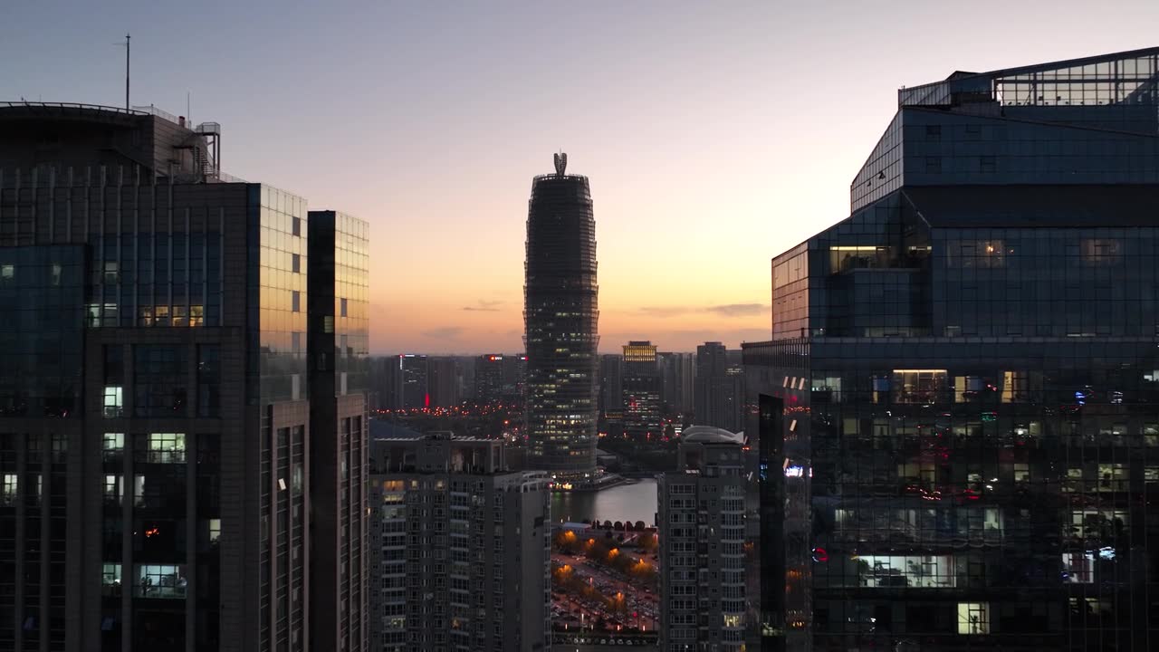日落时分的郑州，中国河南省视频素材画面1