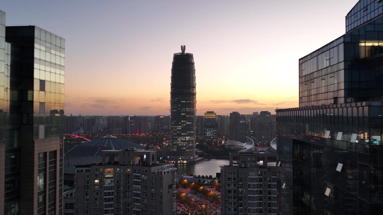 日落时分的郑州，中国河南省视频素材画面2