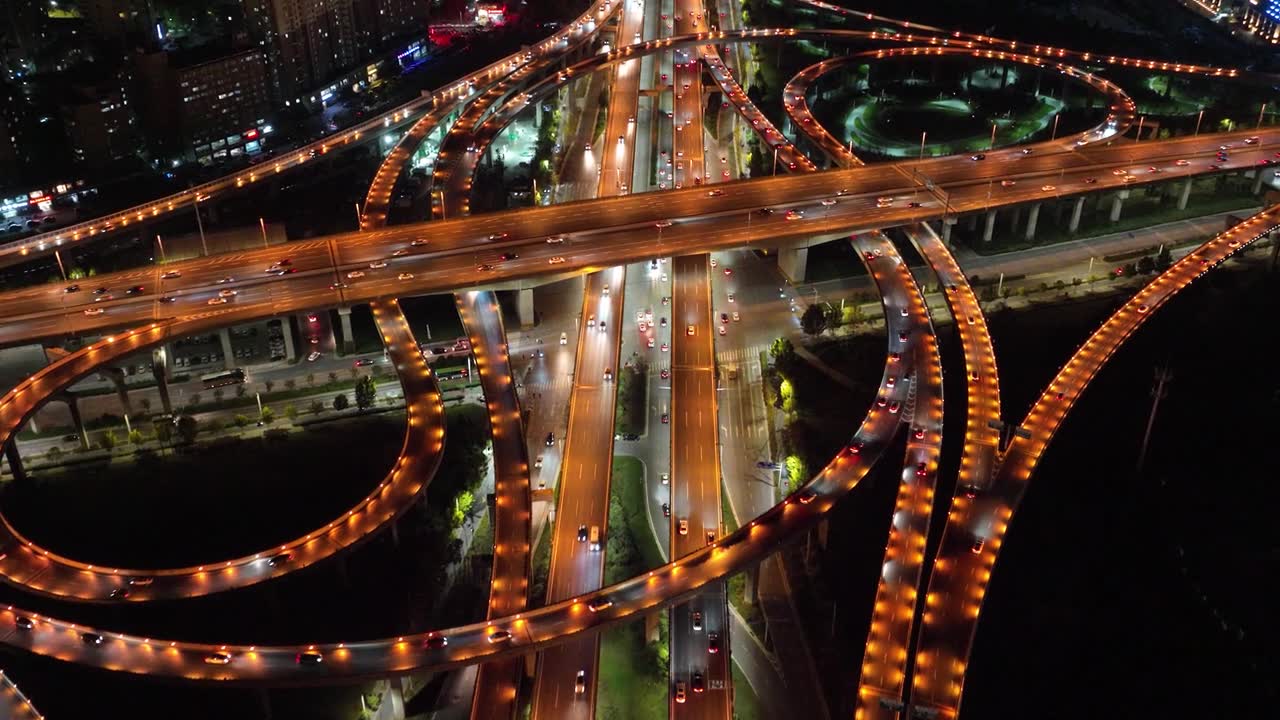 中国河南省郑州市夜间的立交桥视频素材画面1