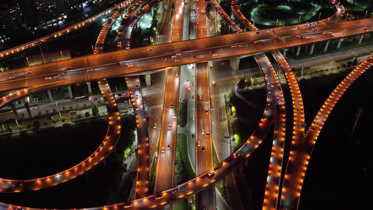 中国河南省郑州市夜间的立交桥视频素材画面2