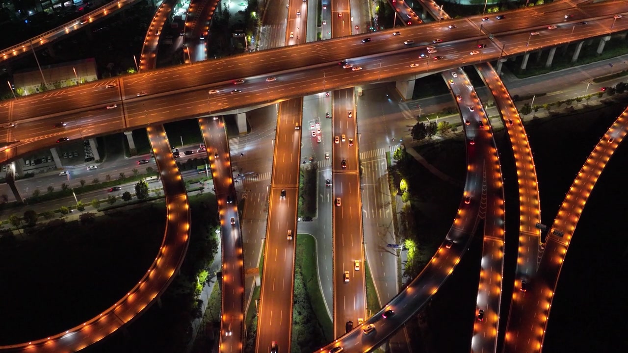 中国河南省郑州市夜间的立交桥视频素材画面3
