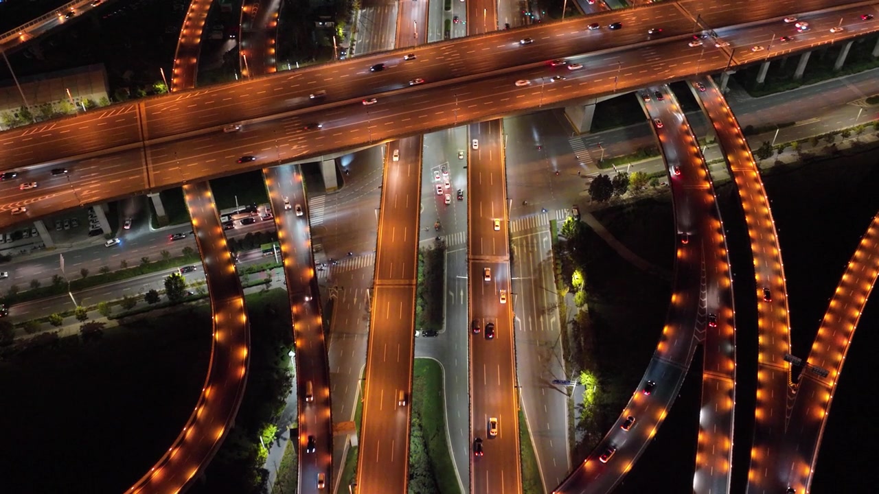 中国河南省郑州市夜间的立交桥视频素材画面4