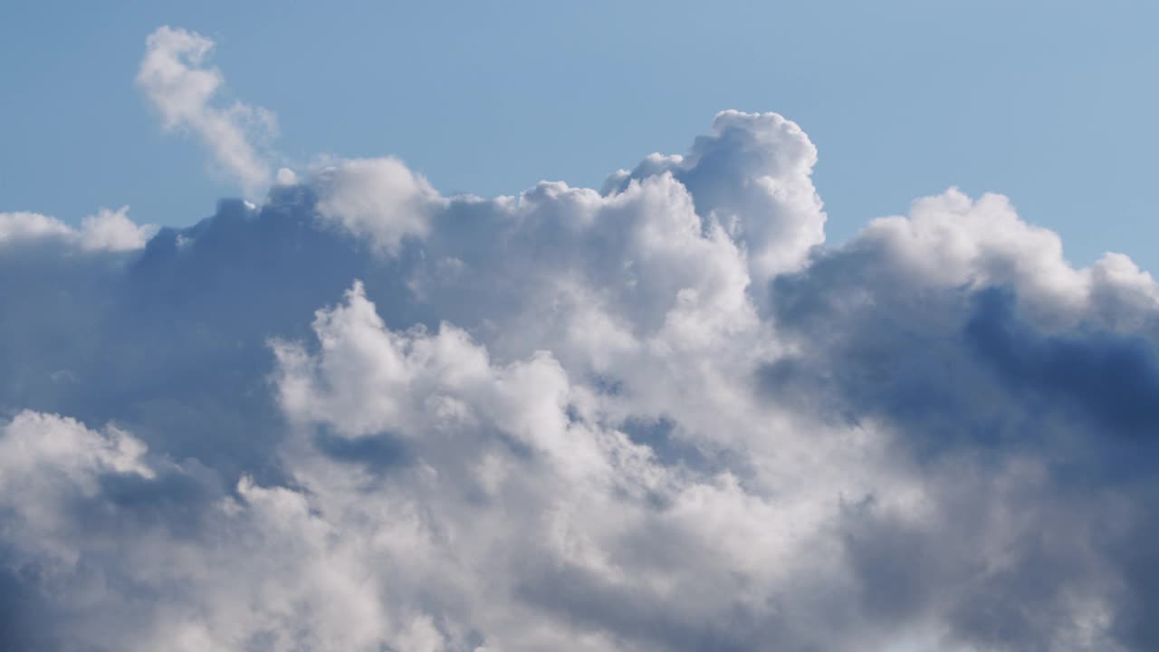 蓝色的天空，夏日的云景。滚滚的白云在移动视频素材