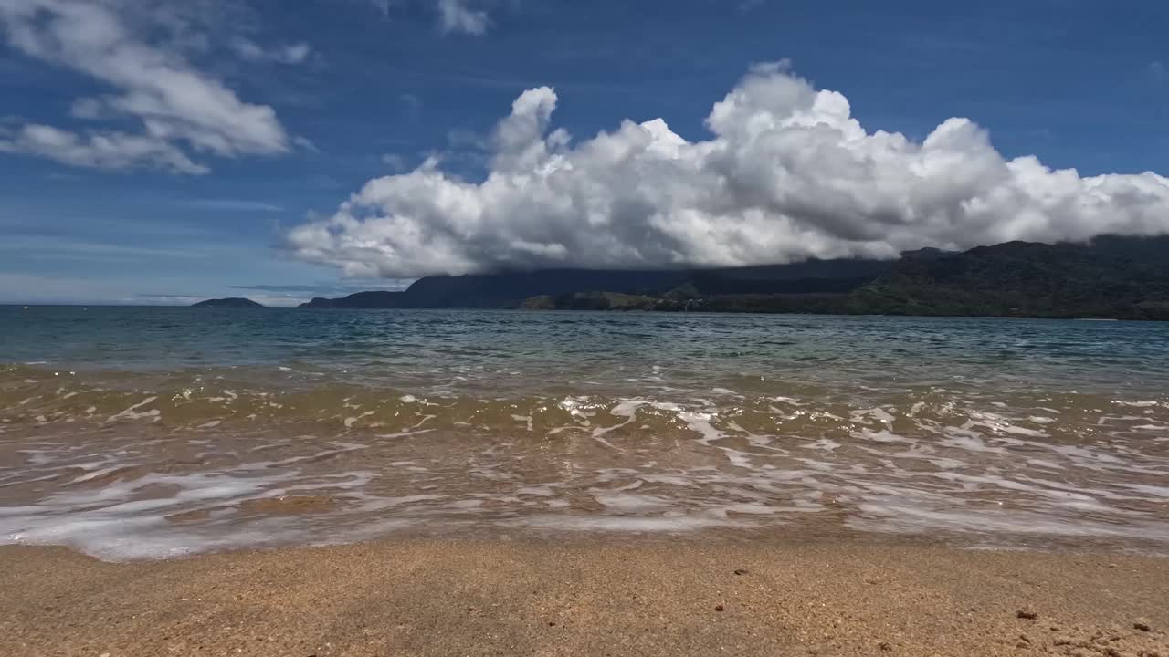 时间流逝在一个美丽的海滩与清澈的水在阳光灿烂的一天与云视频素材