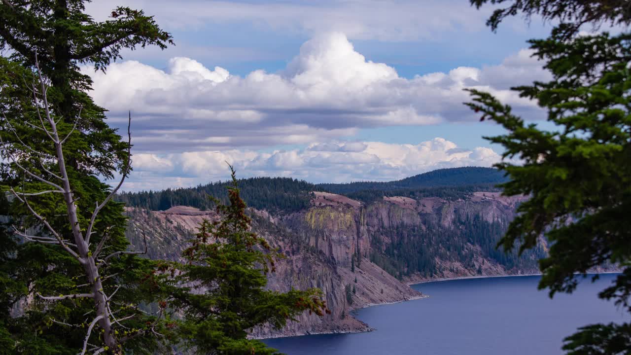 时间流逝-美丽的云越过山脉在火山口湖视频素材