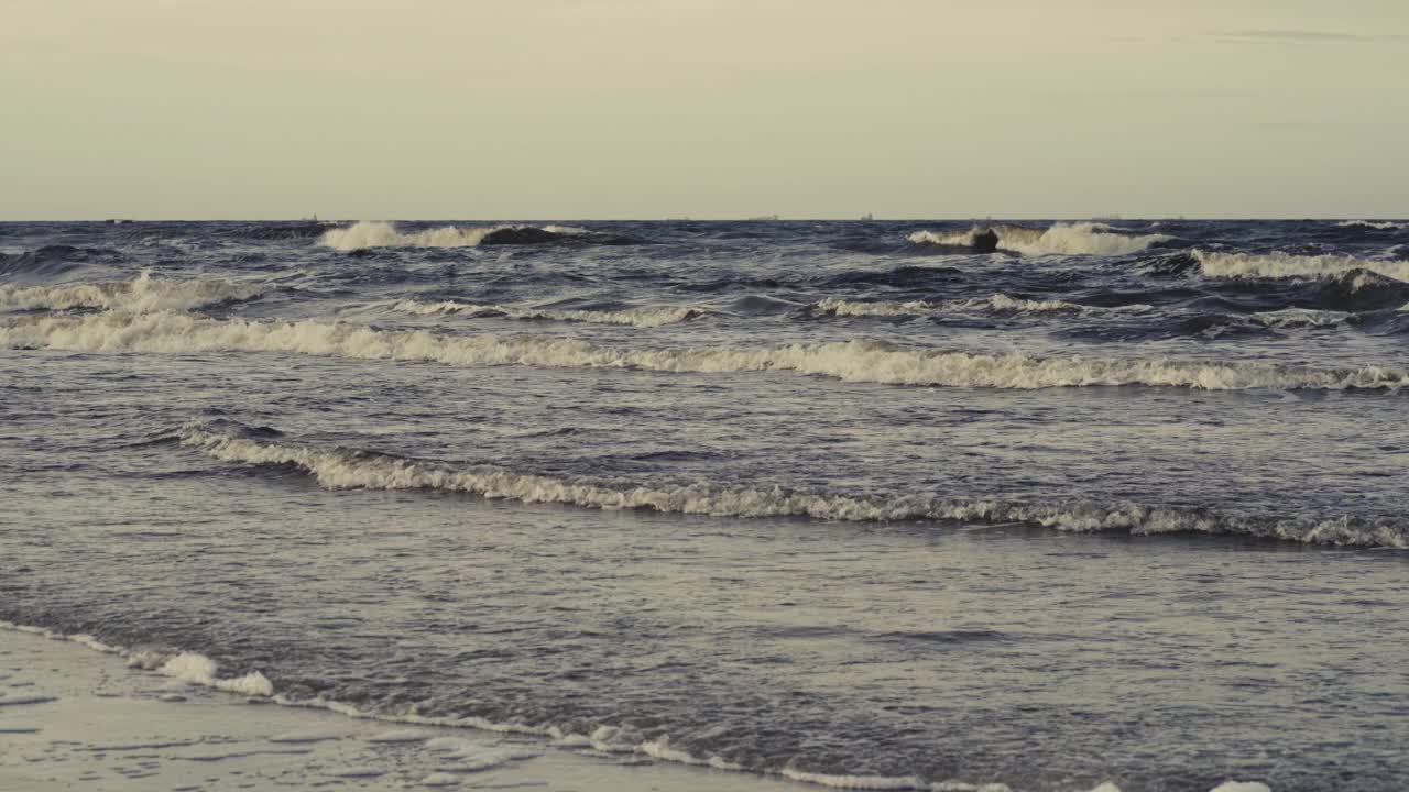 波罗的海道路上地平线上的船只视频素材