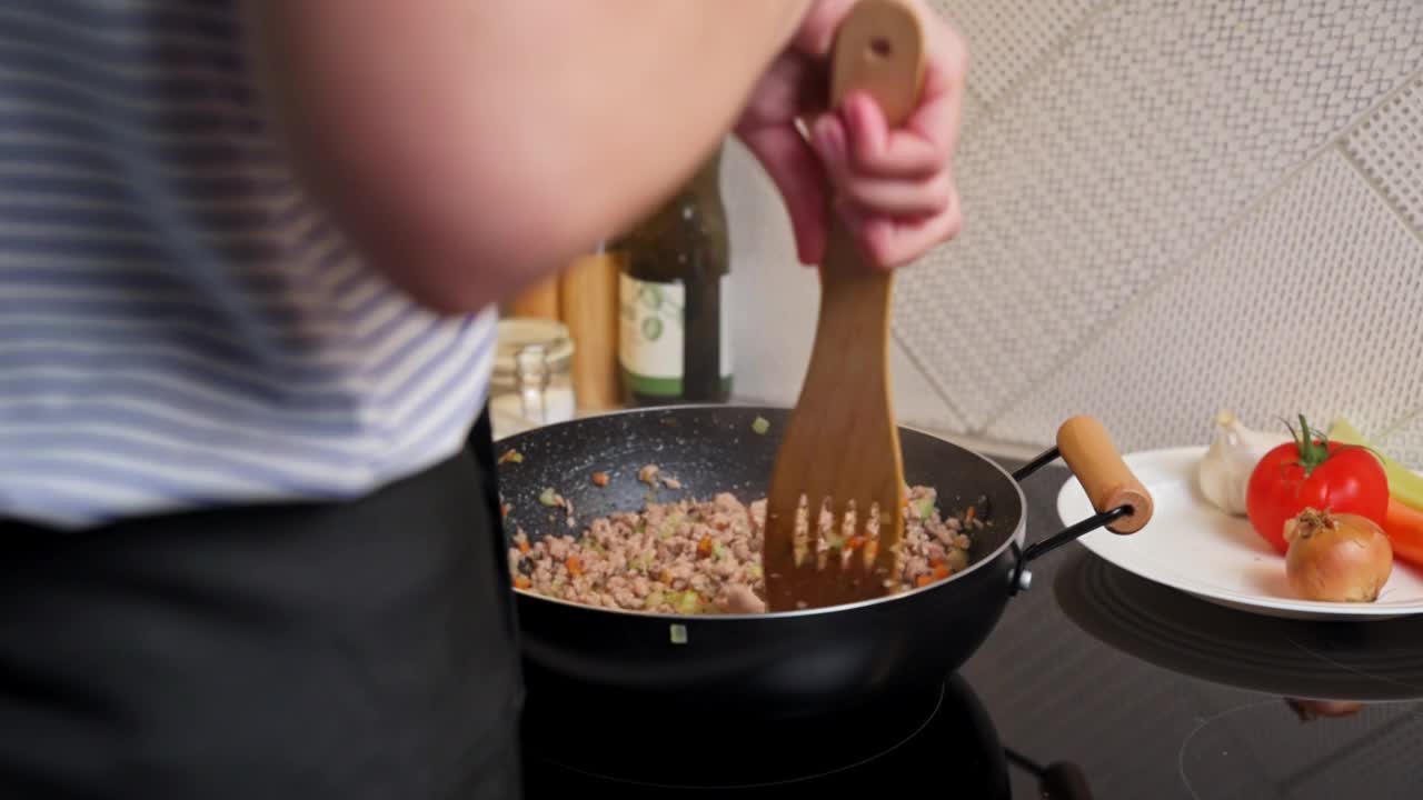 女人在厨房里做肉酱视频素材