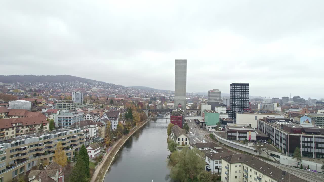 在一个灰色和多云的日子里，Zürich市公路桥的鸟瞰图。视频素材