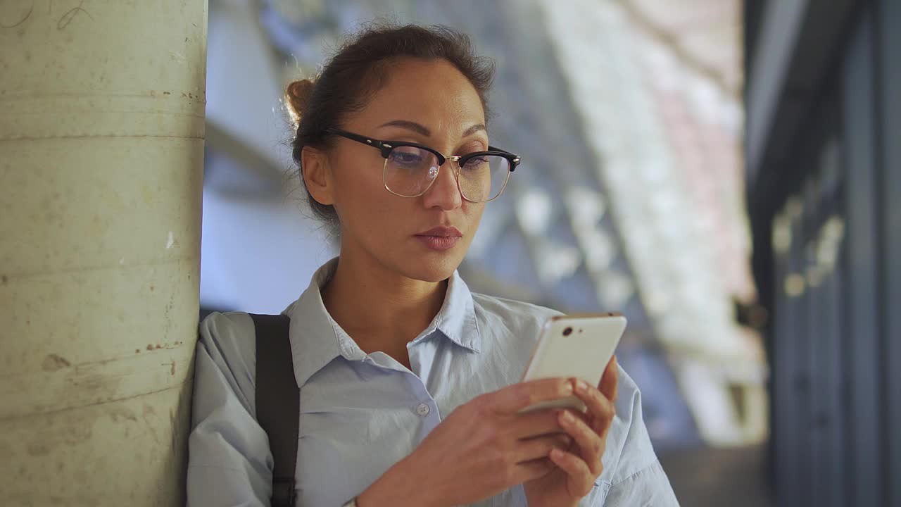 集中女性在手机上打字，安装app在线叫车视频素材