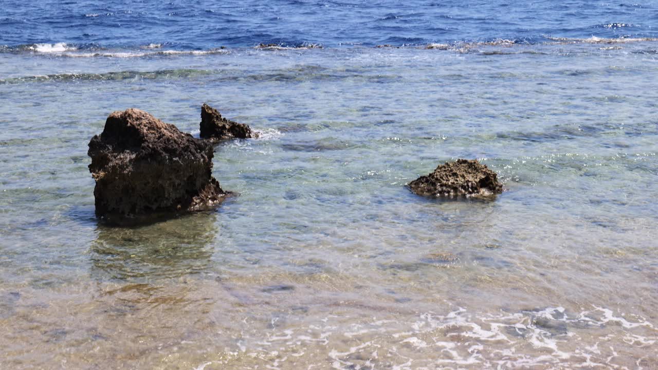 红海潮流。海岸附近的移动情况。水中的涟漪视频素材