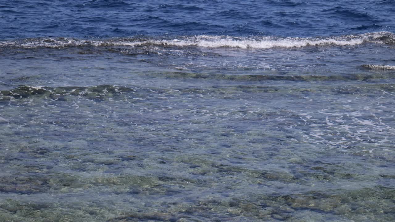 红海潮流。海岸附近的移动情况。水中的涟漪视频素材