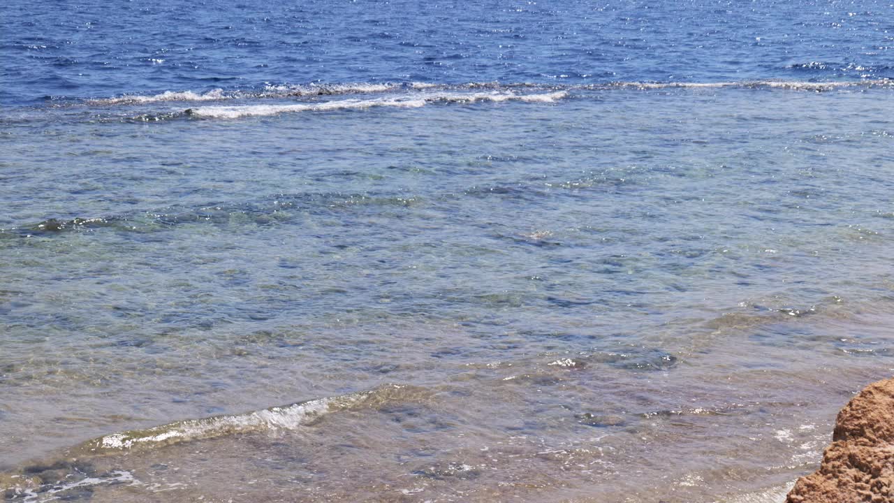 红海潮流。海岸附近的移动情况。水中的涟漪视频素材