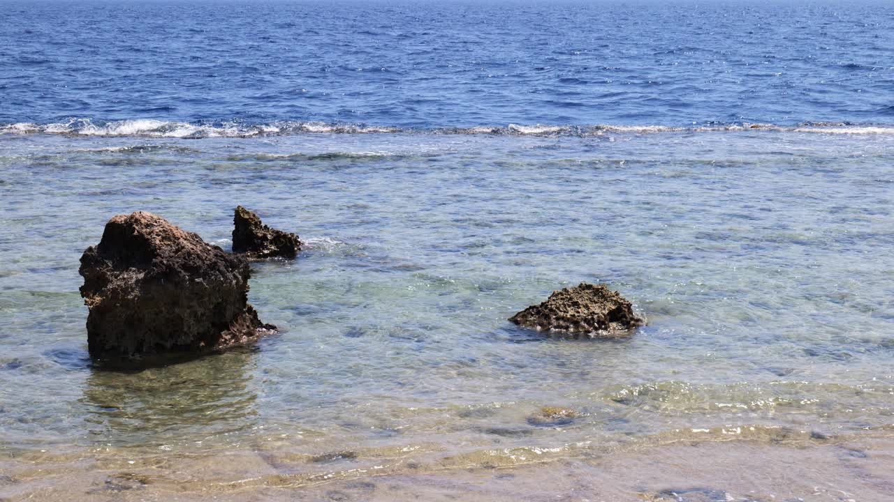 红海潮流。海岸附近的移动情况。水中的涟漪视频素材