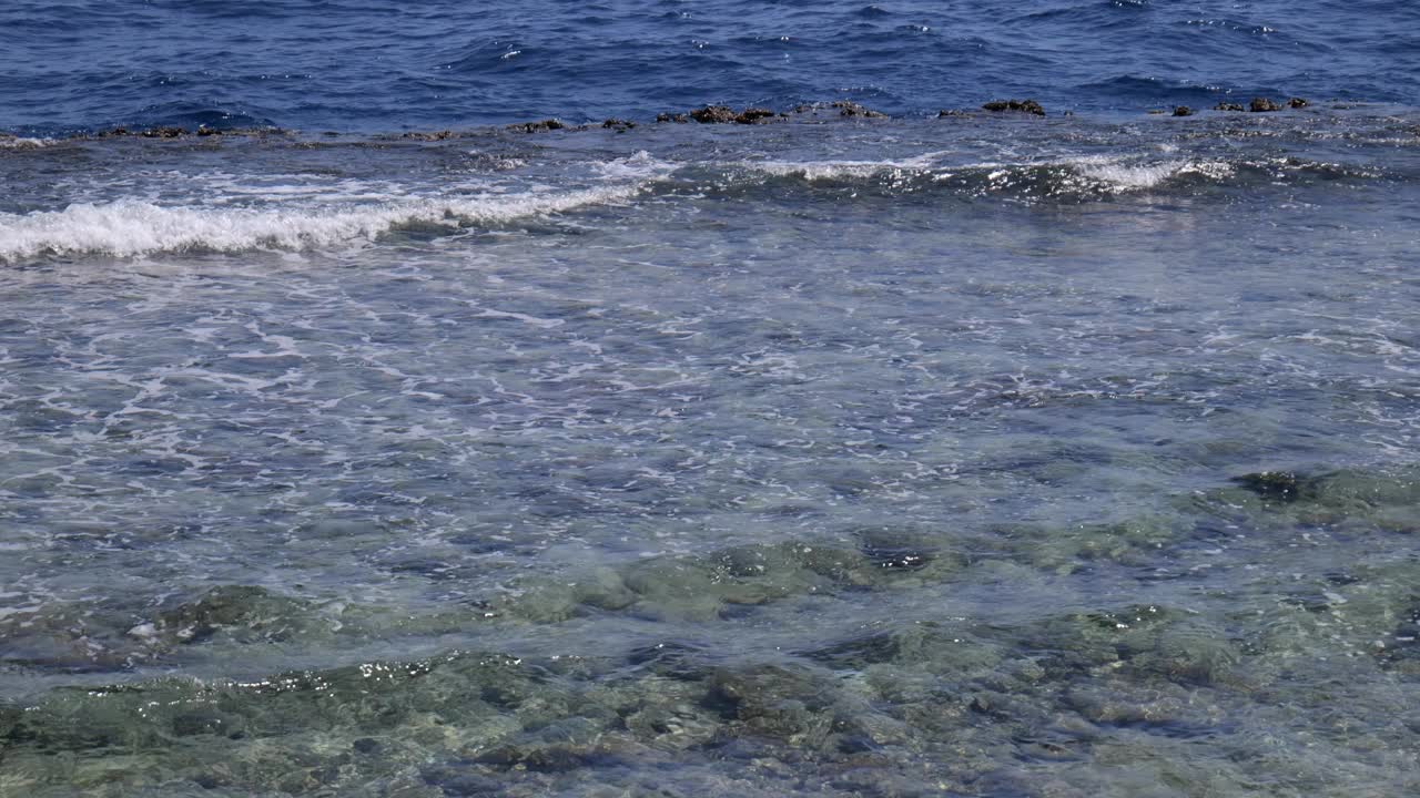 红海潮流。海岸附近的移动情况。水中的涟漪视频素材