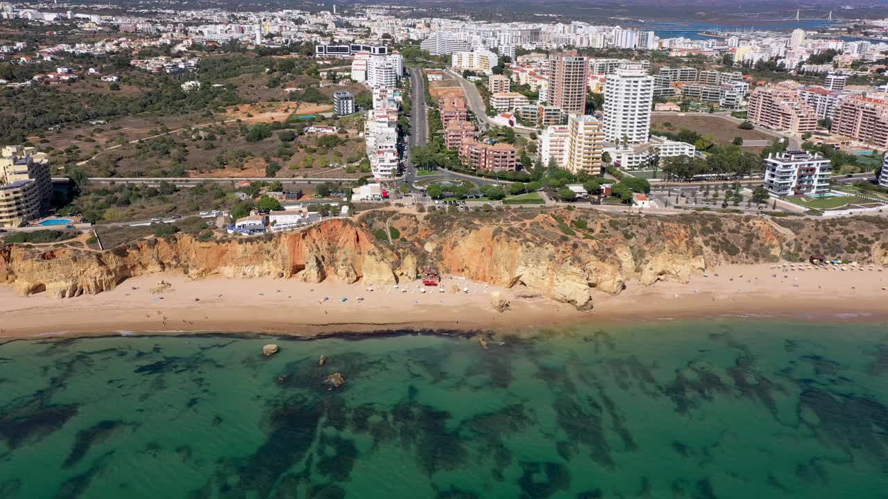 葡萄牙南部城市Portimao的美丽鸟瞰图，令人惊叹的海滩和湛蓝的大海。平行无人机运动。视频素材