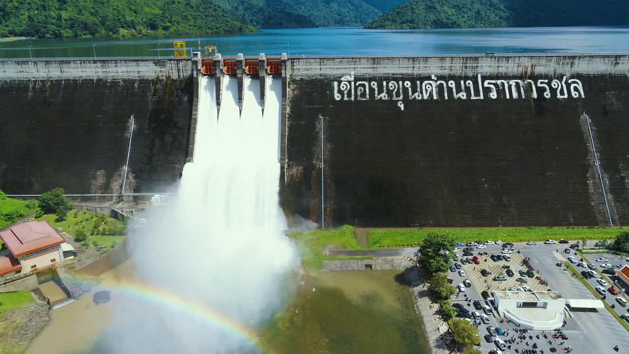 水从大坝流出视频素材