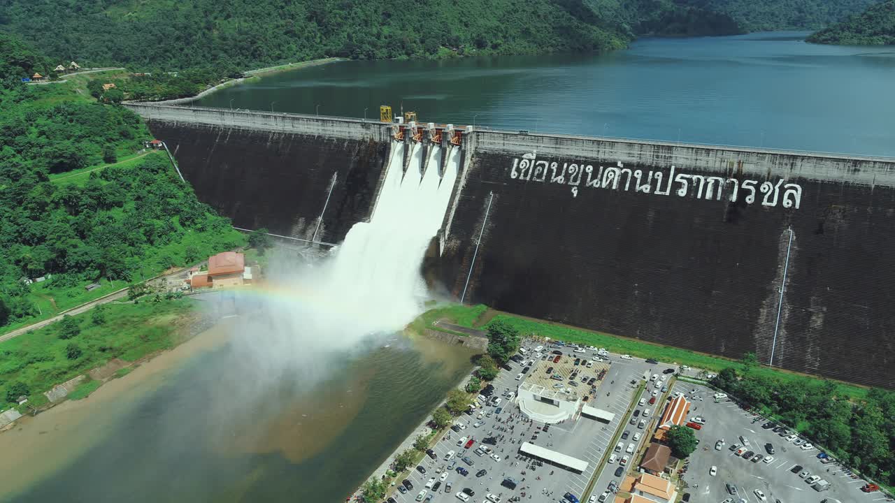 水从大坝流出视频素材