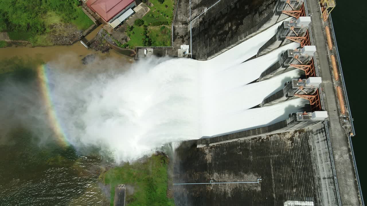 水从大坝流出视频素材