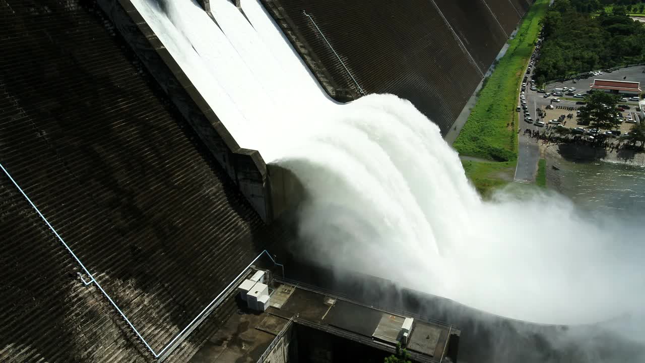 水从大坝流出视频素材