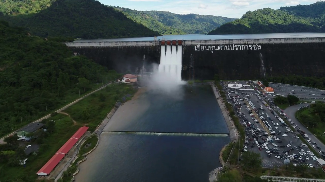 水从水坝流出视频素材