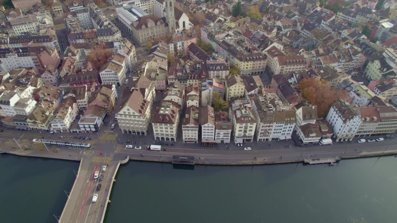 在一个多云的秋天早晨，鸟瞰Zürich市。视频素材