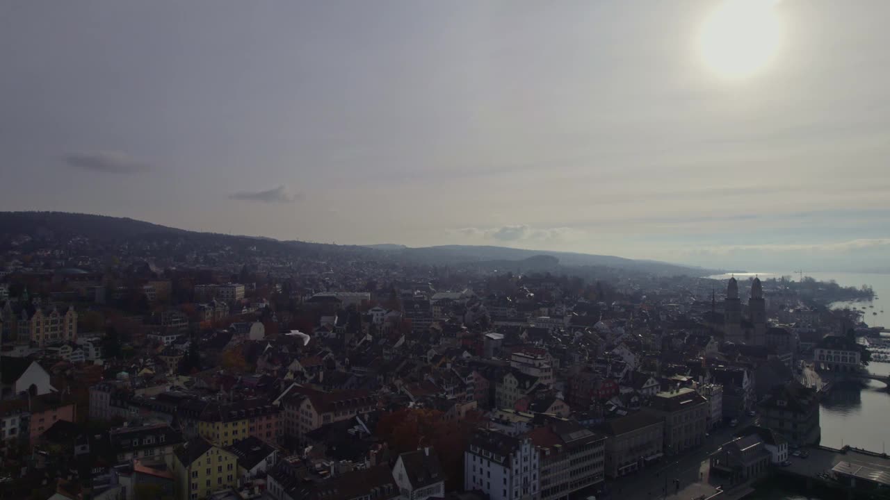 在一个多云的秋天早晨，鸟瞰Zürich市。视频素材