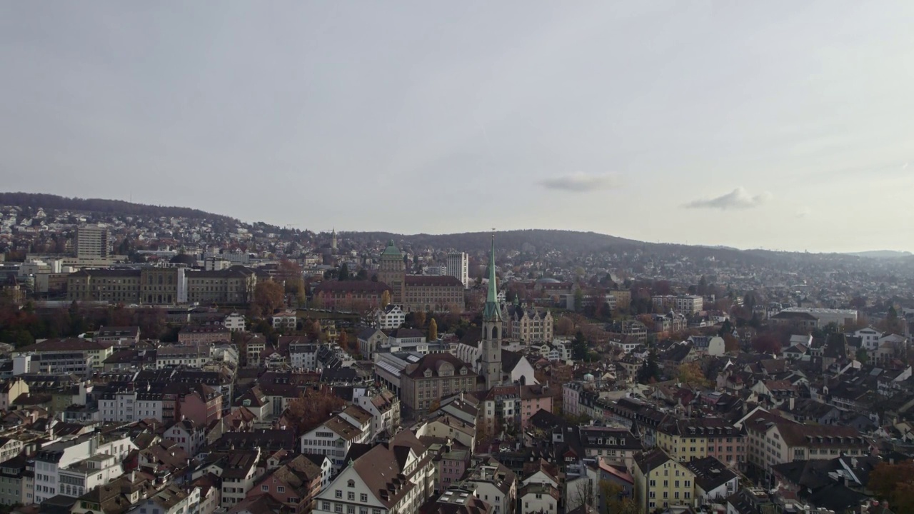 在一个多云的秋天早晨，鸟瞰Zürich市。视频素材