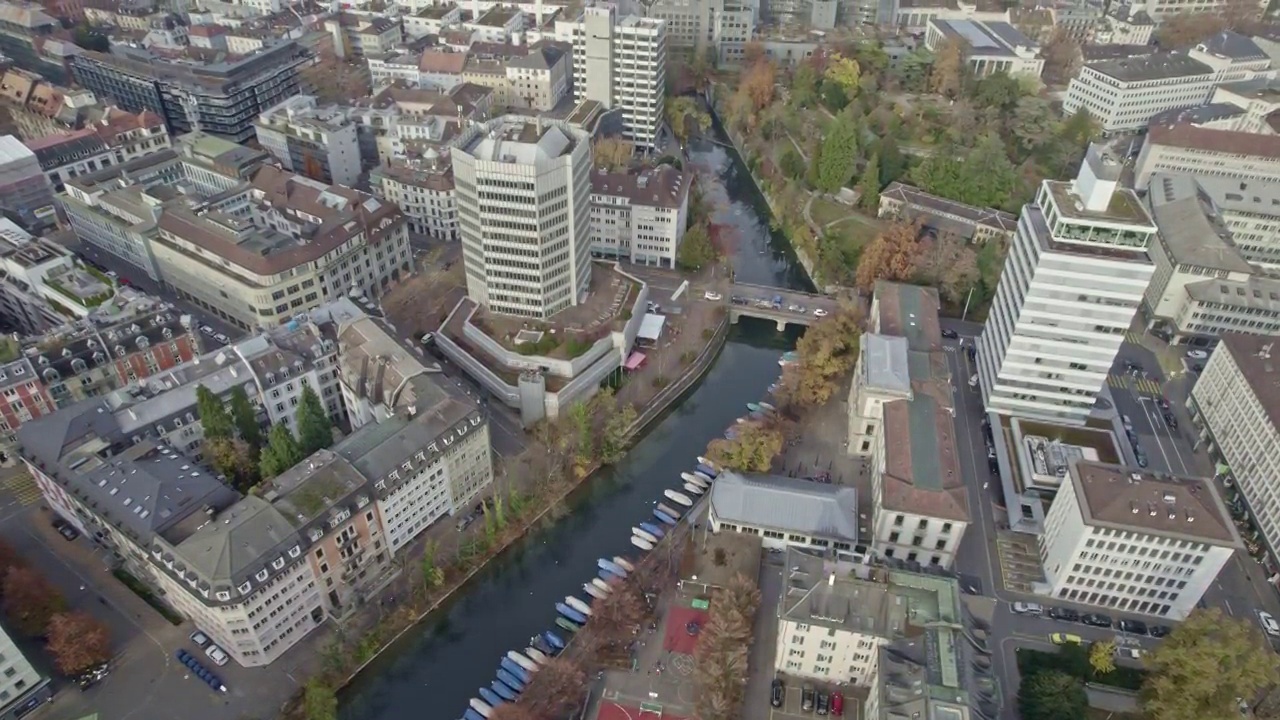 在一个多云的秋天早晨，鸟瞰Zürich市。视频素材