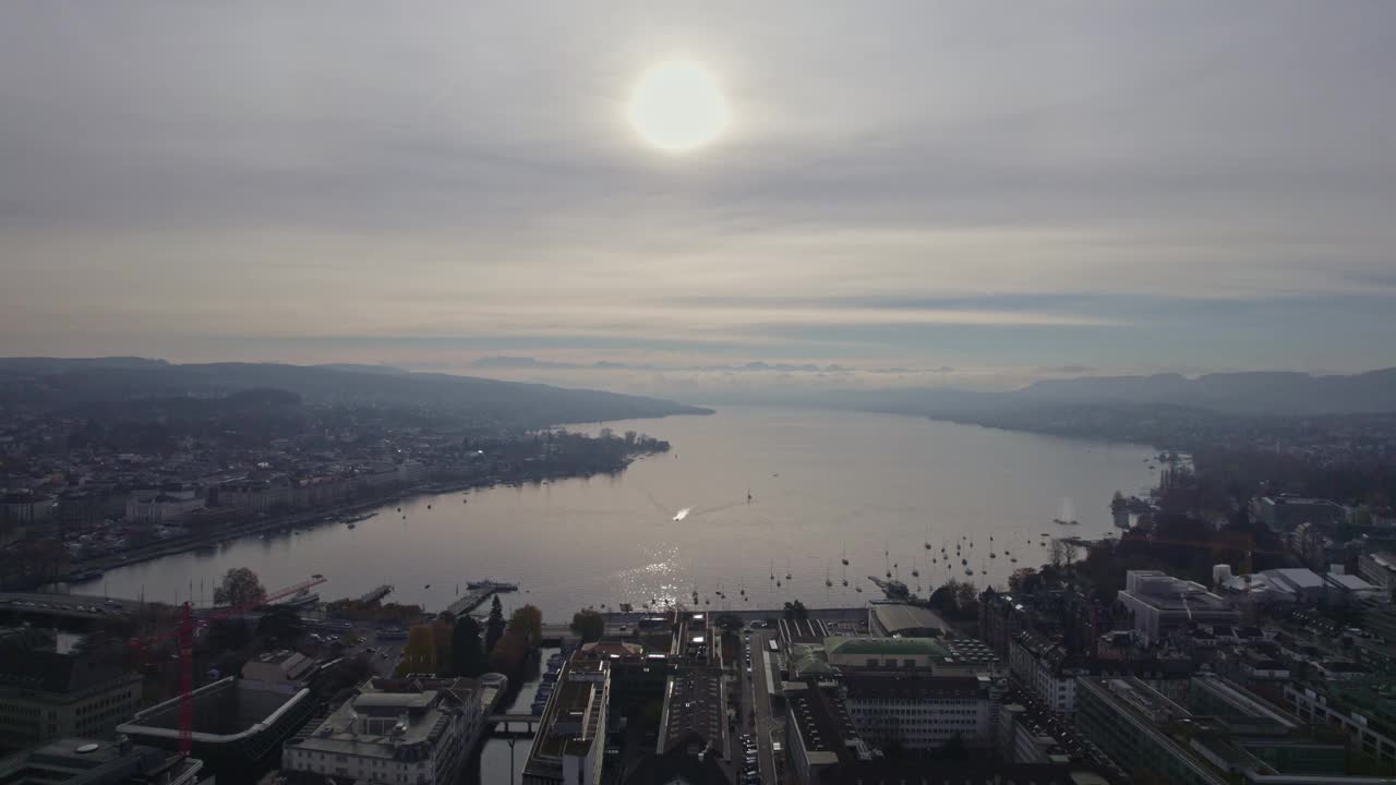 在一个多云的秋天早晨，鸟瞰Zürich市。视频素材